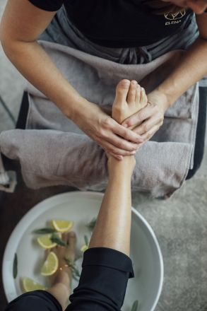 Fusspflege auf der Footlounge bei der AMAYA AG, Kosmetik in Aarau und Lenzburg