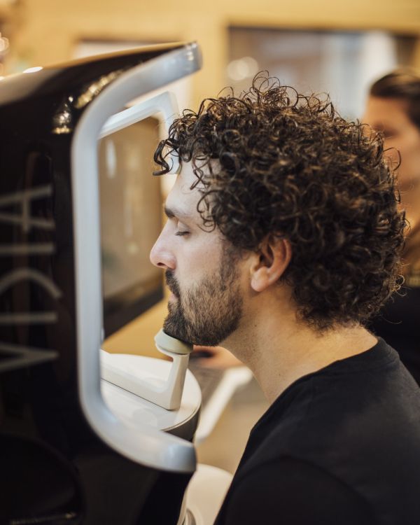 Mann macht eine Hautanalyse Visia bei AMAYA Kosmetik in Aarau