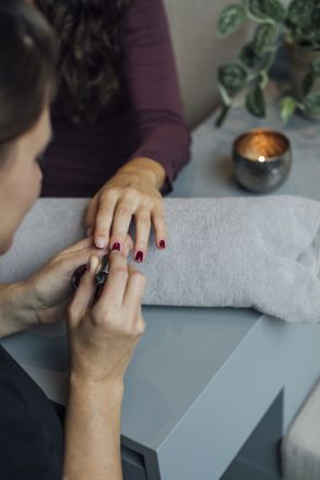 Frau erhält eine Manicure mit Lack von OPI bei der AMAYA AG, Kosmetik in Aarau und Lenzburg