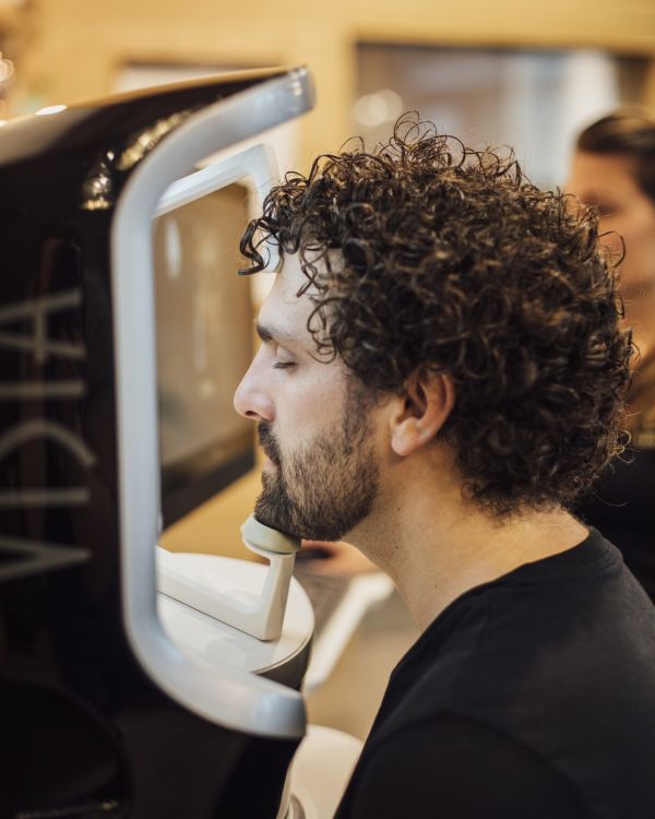 Mann macht eine Hautanalyse Visia bei AMAYA Kosmetik in Aarau