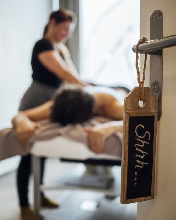 Mann geniesst eine entspannende Rückenmassage bei der AMAYA AG, Kosmetik in Aarau und Lenzburg