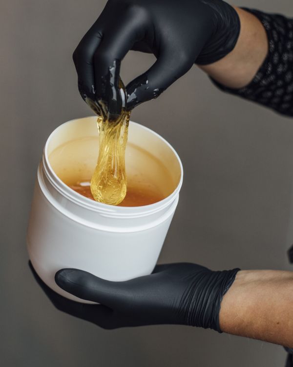 Zuckerwachs für das Enthaaren der Bikinizone bei der AMAYA AG, Kosmetik in Aarau und Lenzburg